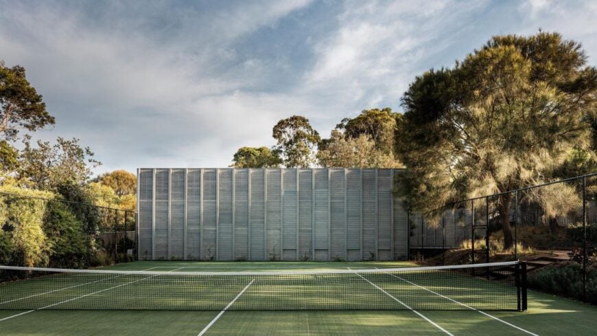 这张外景照片展示了位于“夜宿”房子旁边的网球场。